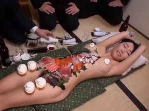 Cô tiền bối dâm và những anh ccủ khoải được thưởng thức đồ lạ